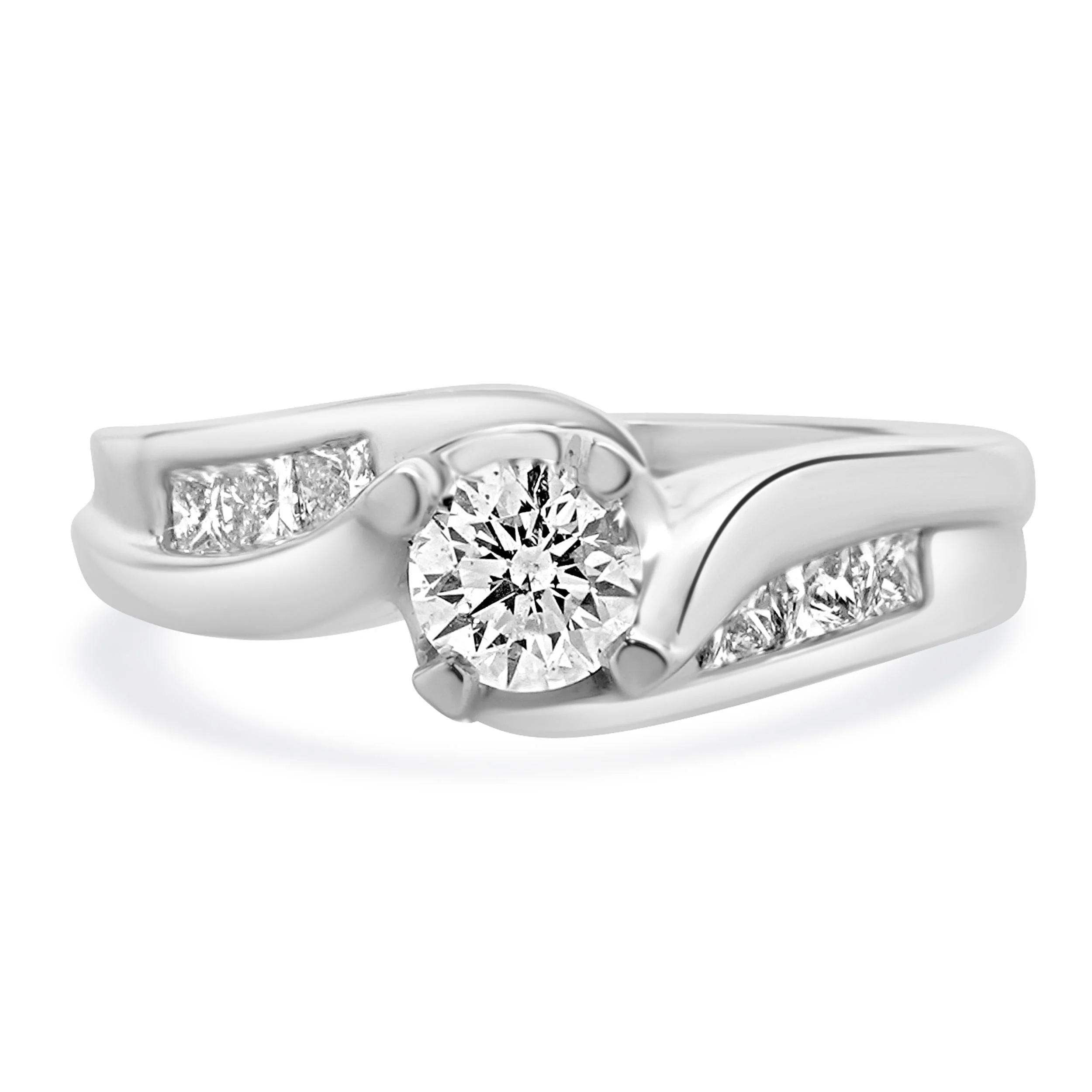 14 Karat White Gold Round Brillant Cut Diamond Engagement Ring