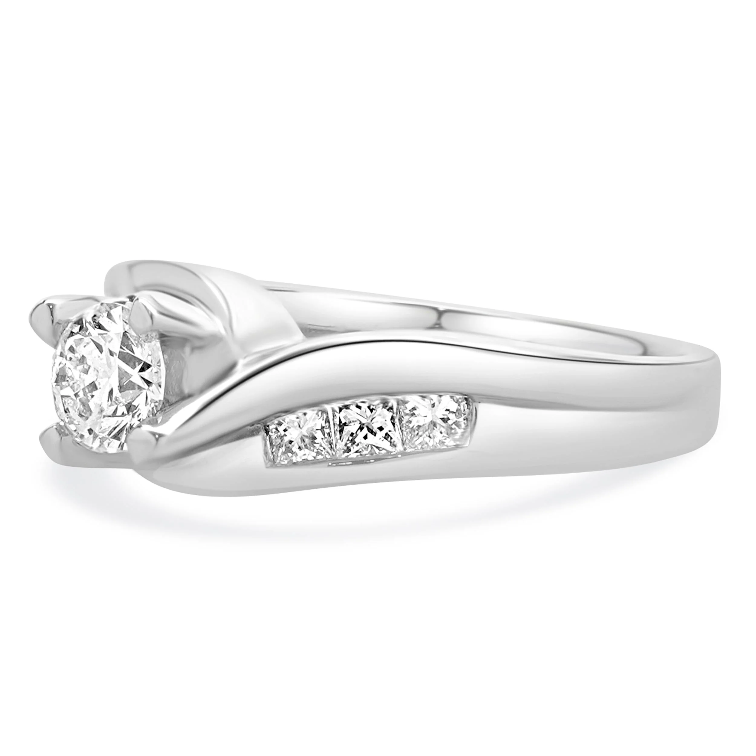 14 Karat White Gold Round Brillant Cut Diamond Engagement Ring - Image 2