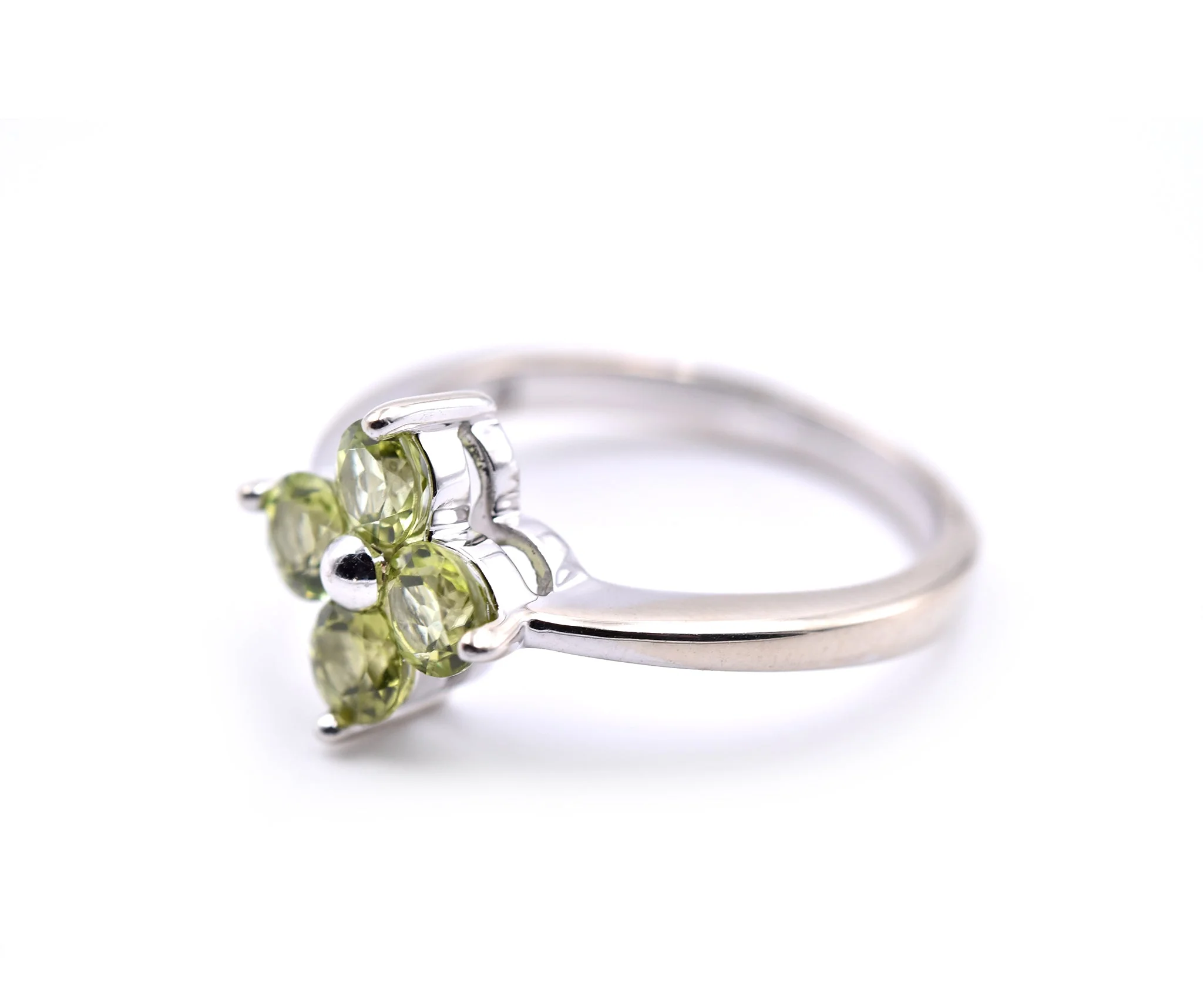 14k White Gold Peridot Clover Ring - Image 3