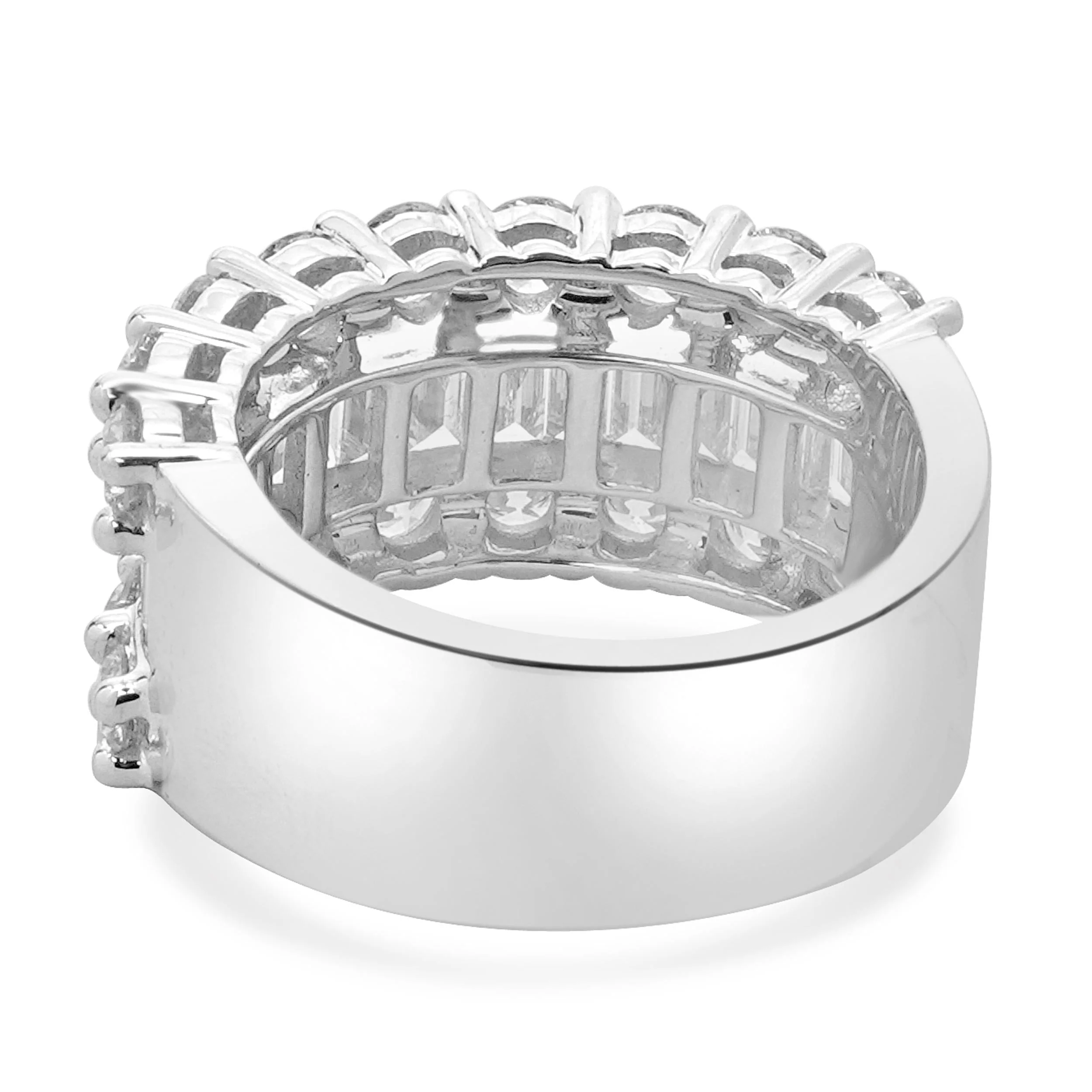 18 Karat White Gold Round and Baguette Diamond Cigar Band - Image 4
