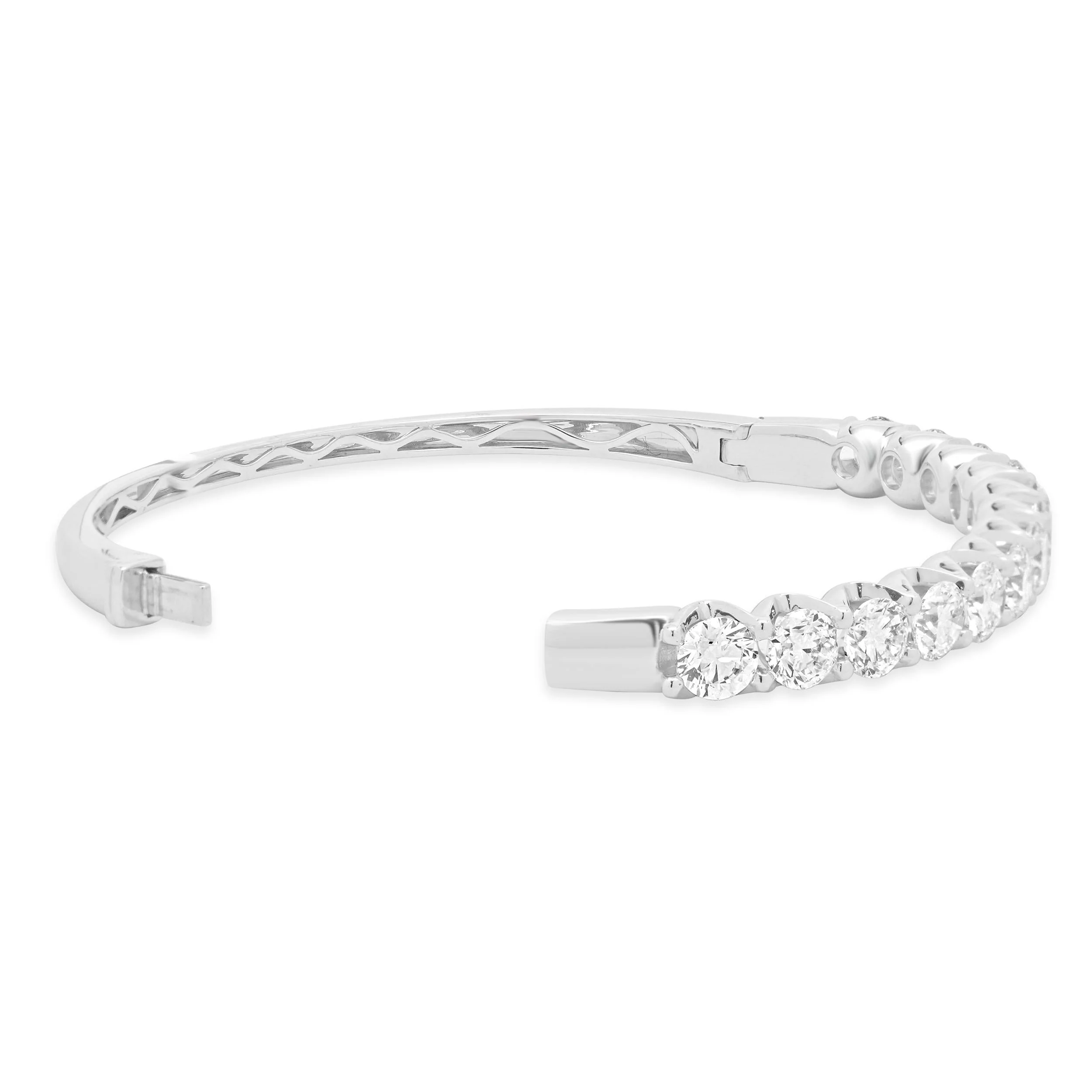 18 Karat White Gold Round Brilliant Cut Diamond Bangle Bracelet - Image 4