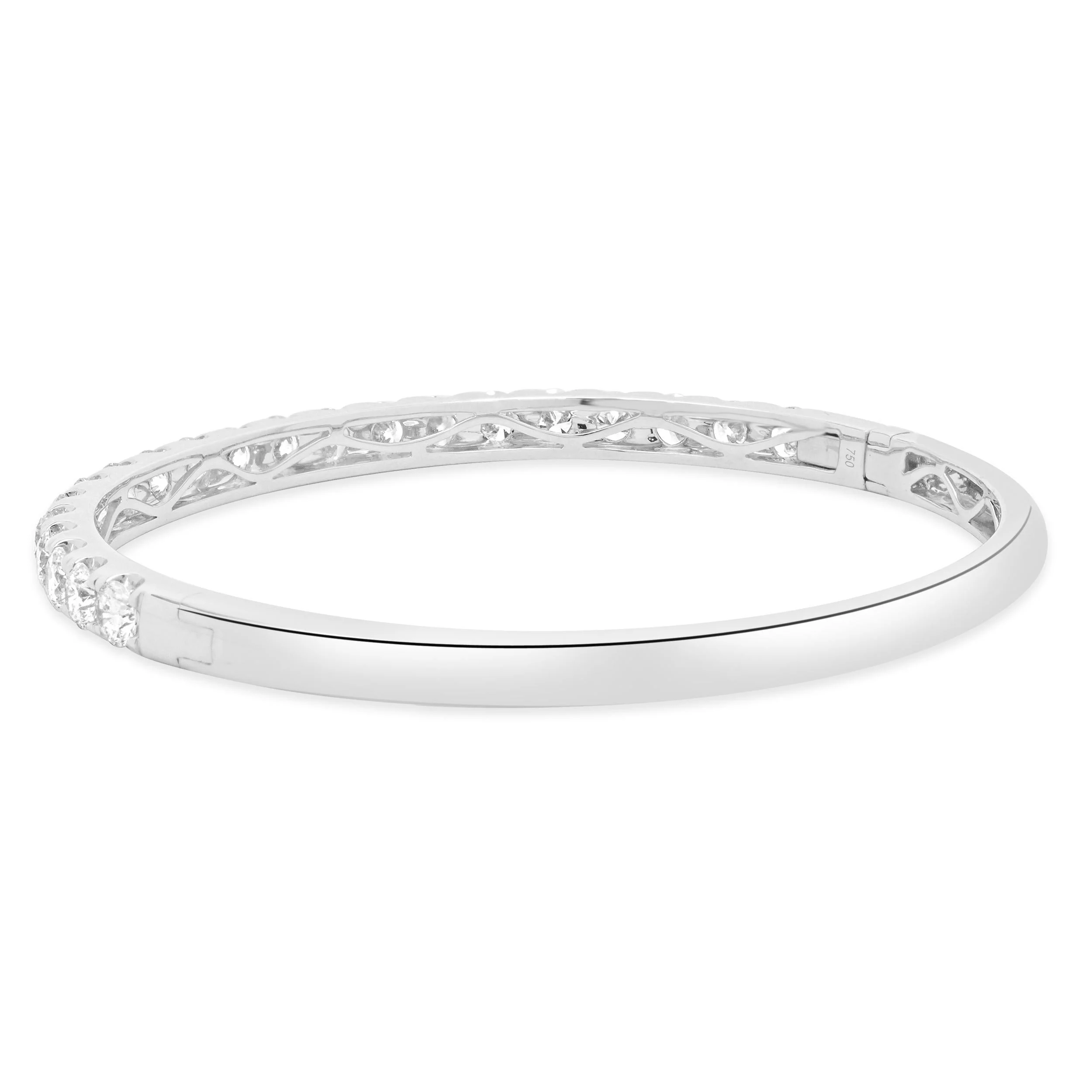 18 Karat White Gold Round Brilliant Cut Diamond Bangle Bracelet - Image 4
