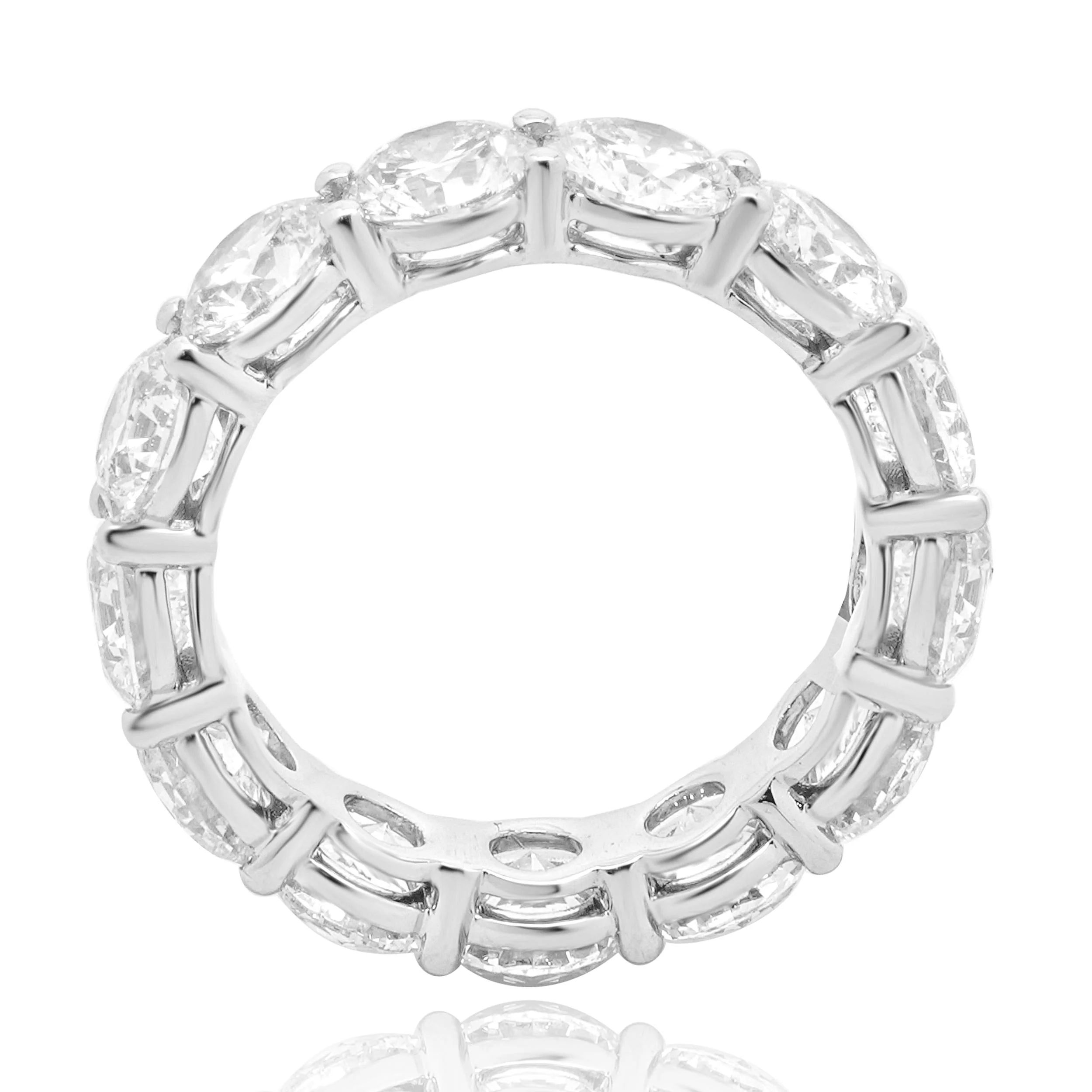 18 Karat White Gold Round Brilliant Cut Diamond Eternity Band - Image 4