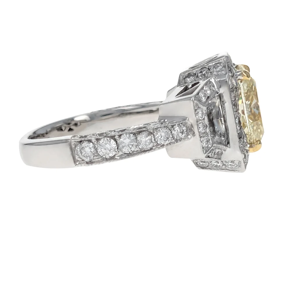 18K White Gold Oval Cut Diamond Three Stone Engagement Ring - Image 4