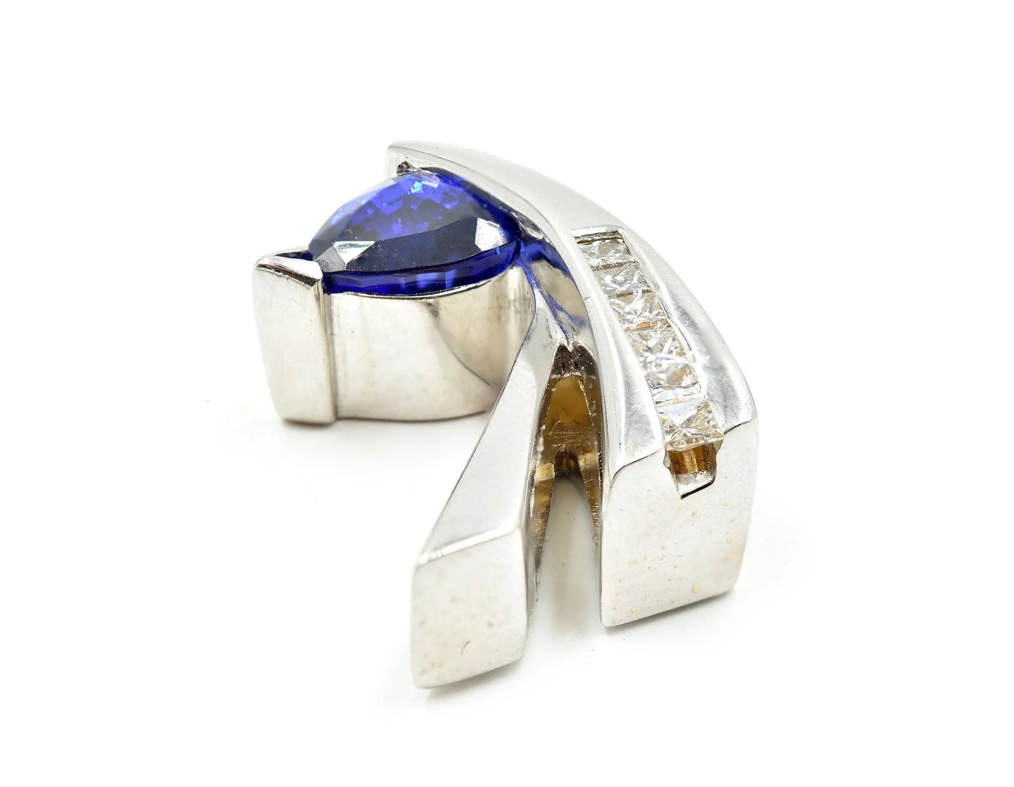 Diamond and 2.50 Carat Tanzanite Pendant 18k White Gold - Image 2