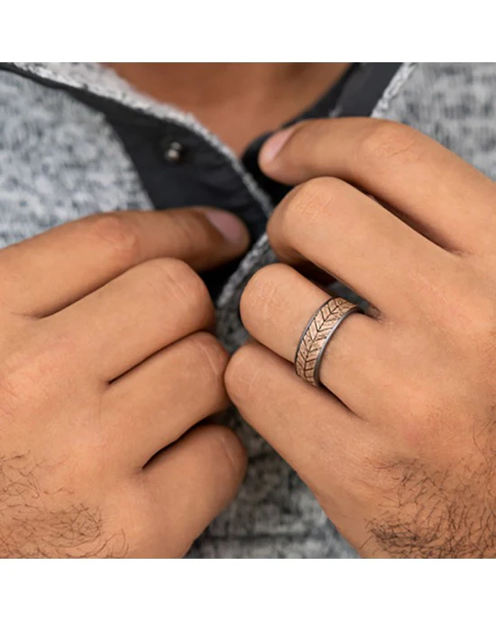 Gentlemen's Chevron Wood Pattern Comfort Fit Band in Tantalum and Rose Gold - Image 3