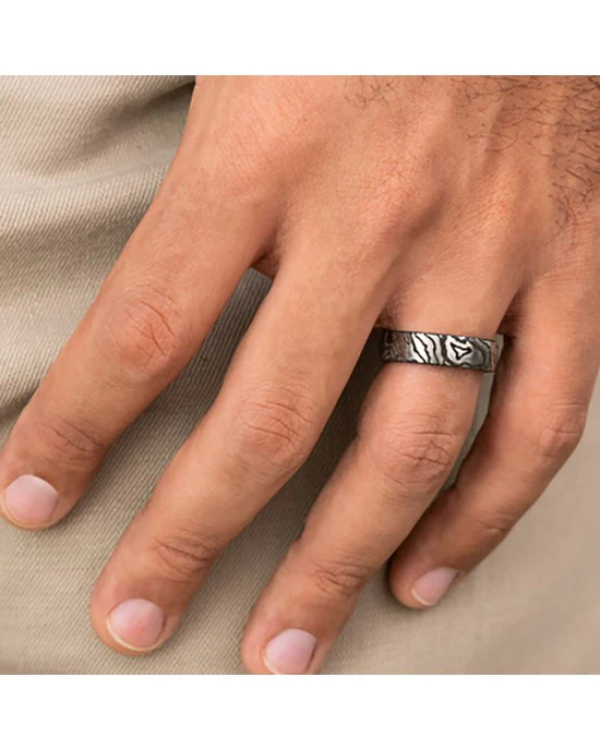 Gentlemen's Topography Pattern Comfort Fit Band in Titanium - Image 3
