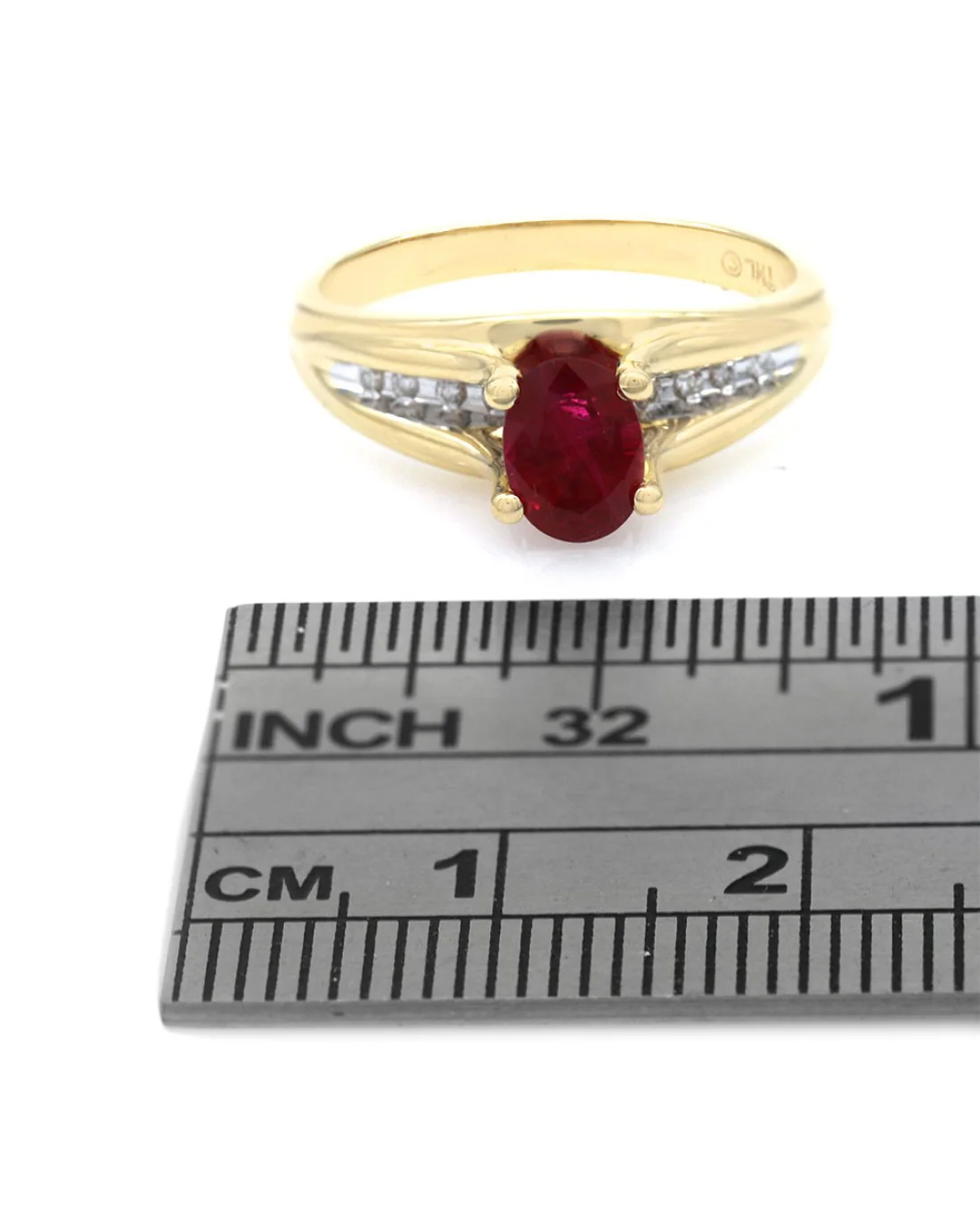 Oval Ruby and Diamond Ring in Gold - Image 3