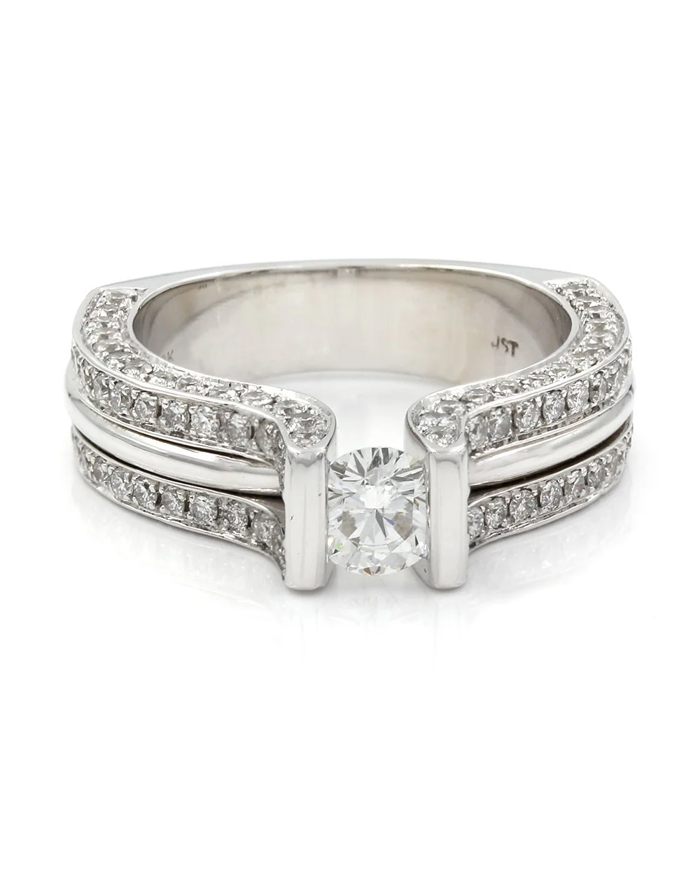 Round Diamond Engagement ring in Gold - Image 2