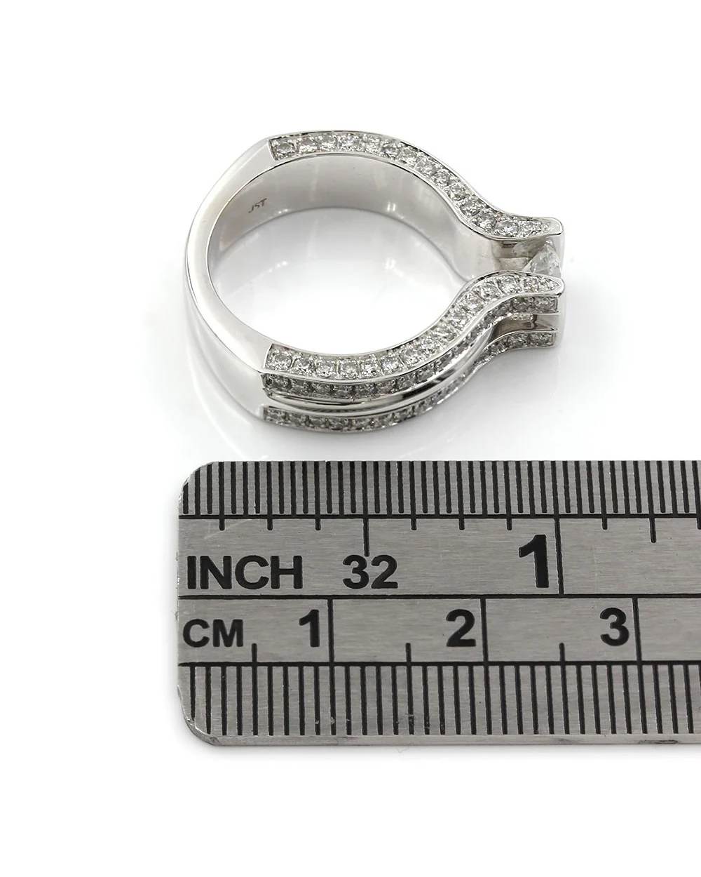 Round Diamond Engagement ring in Gold - Image 3
